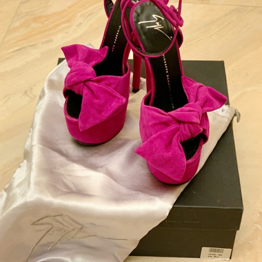 Gorgeous Strappy  Sandals